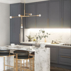 دکوراسیون طوسی طلایی آشپزخانه نئوکلاسیک با کابینت طوسی و بین کابینتی طوسی