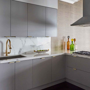دکوراسیون طوسی طلایی آشپزخانه مدرن با کابینت طوسی و دستگیره های طلایی