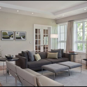 دکوراسیون طوسی و کرم هال و پذیرایی بزرگ با دیوارهای کرم و مبل طوسی