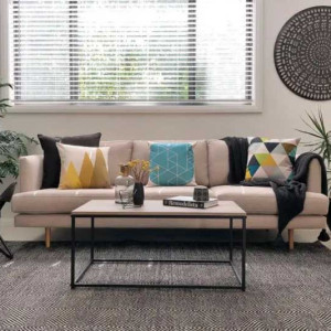 دکوراسیون طوسی و کرم هال و پذیرایی مدرن با مبل کرم و فرش طوسی