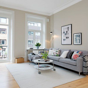 دکوراسیون طوسی و کرم هال و پذیرایی مدرن با دیوار کرم و مبل طوسی